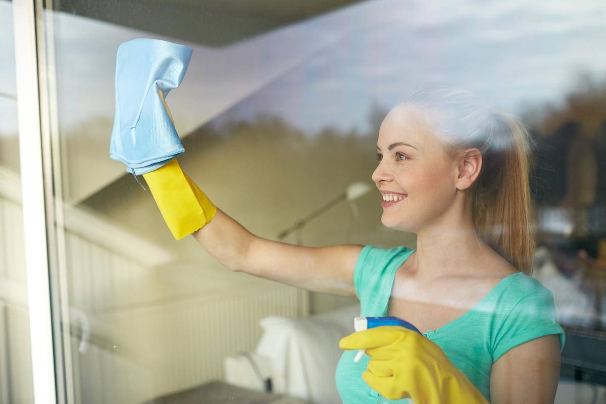How to Clean Windows Without Water