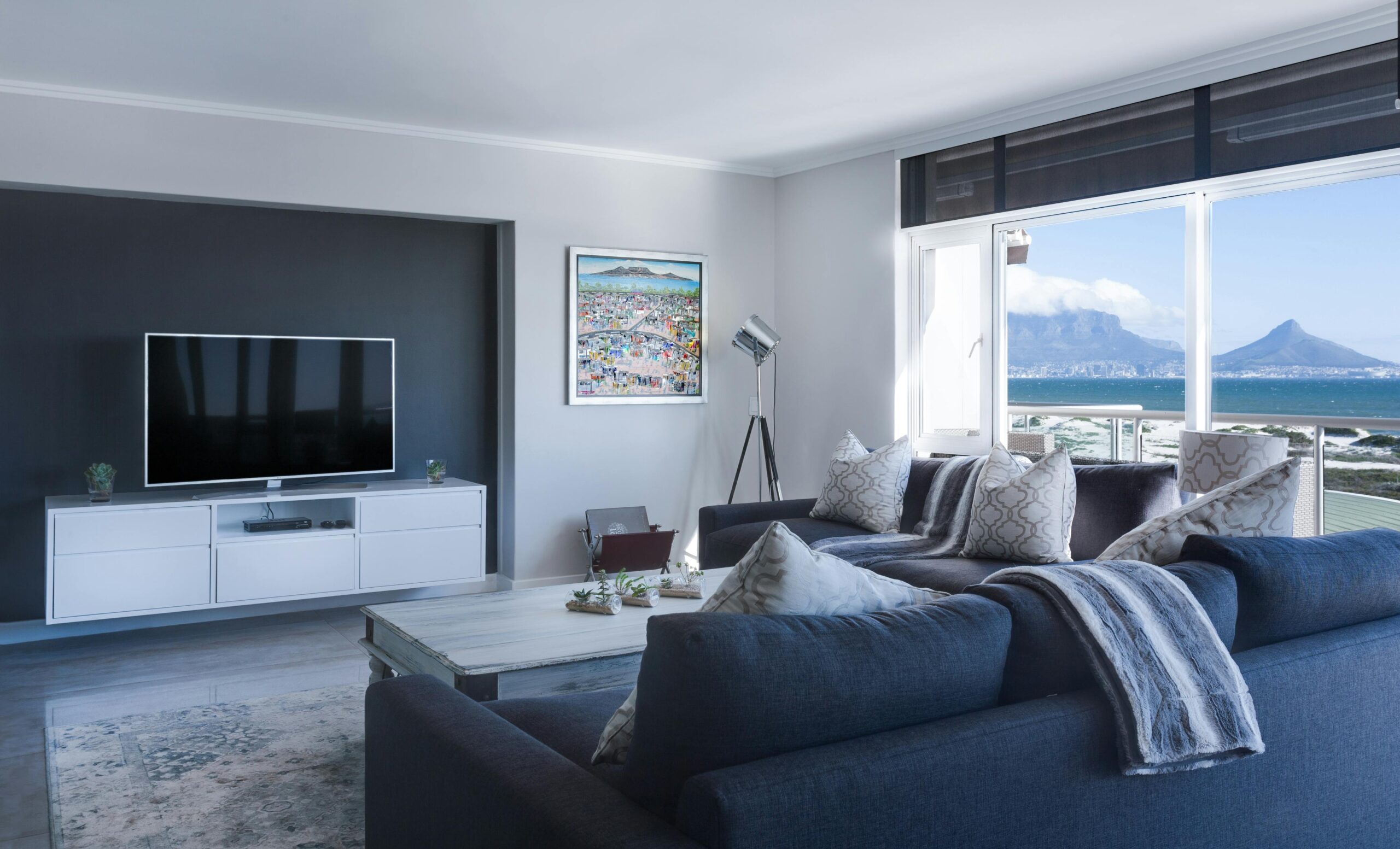 Keeping Your Living Room Tidy in Dubai: Essential Tips and Tricks